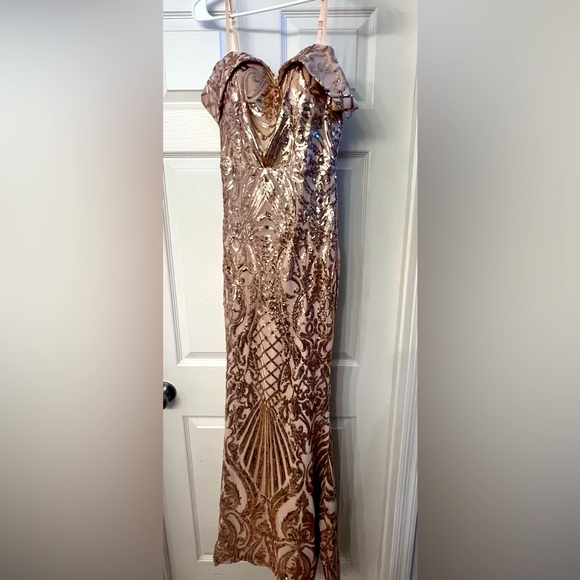 Beautiful Champagne Sequin Color Night Gown - Picture 1 of 2